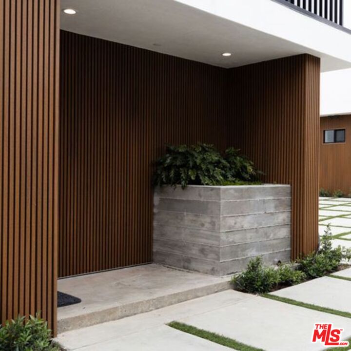 621 N Mariposa