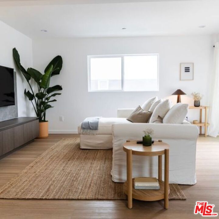 621 N Mariposa