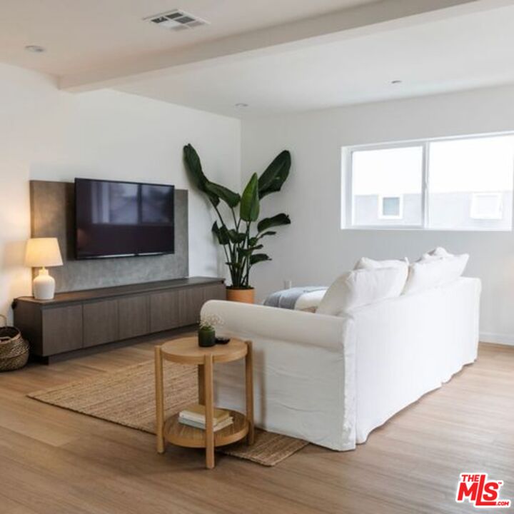 621 N Mariposa