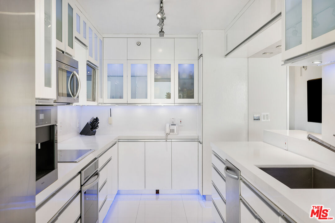 201 OCEAN AVE Unit: 1504B