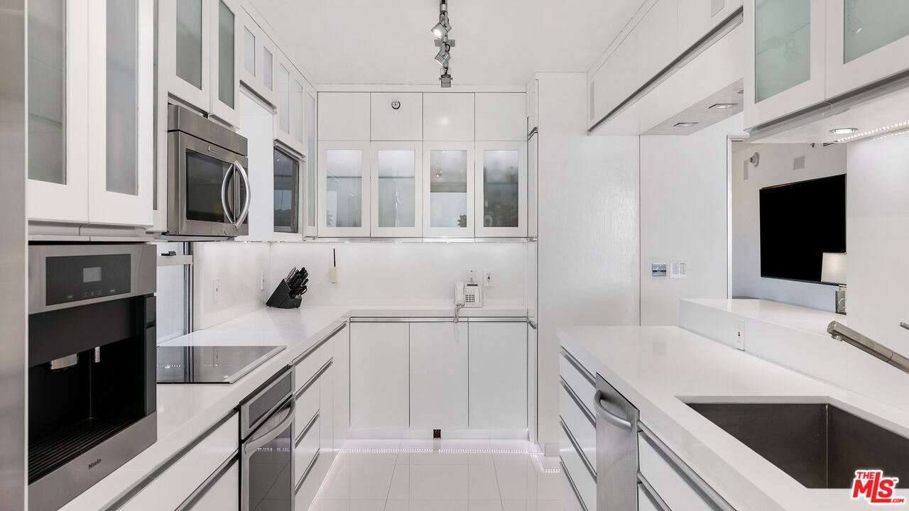 201 OCEAN AVE Unit: 1504B