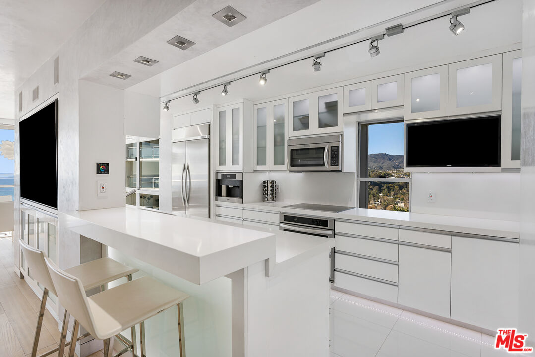 201 OCEAN AVE Unit: 1504B