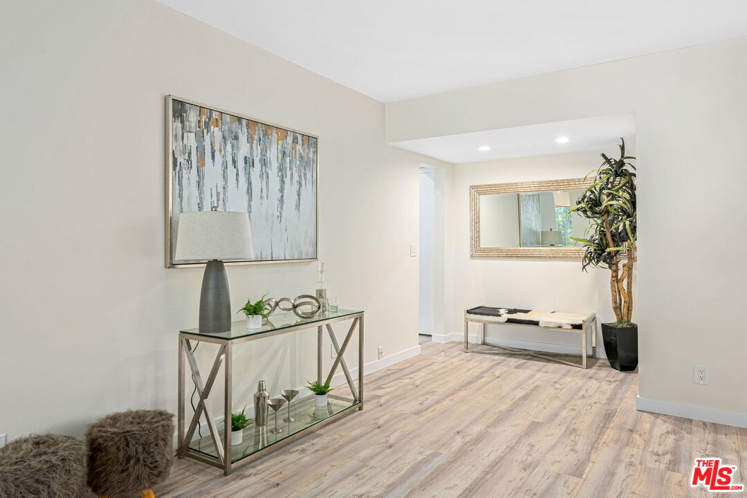 1015 N Kings Rd Unit: 113