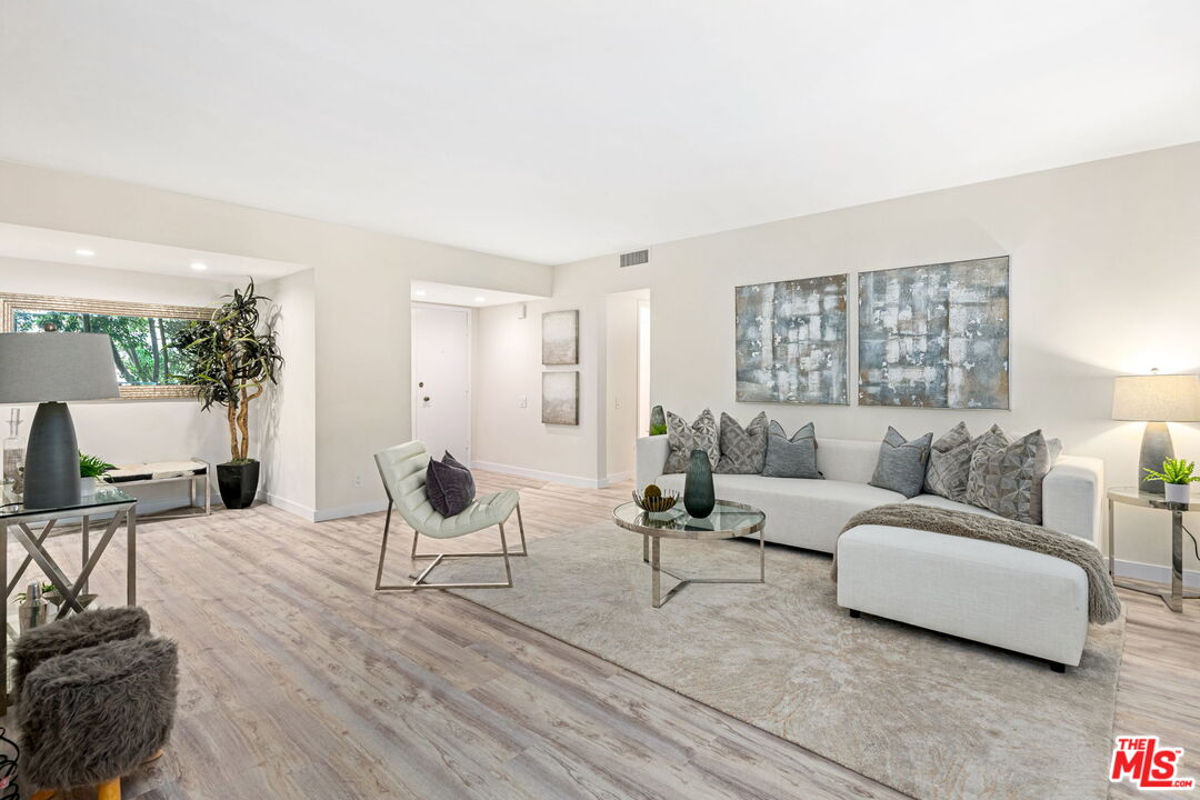 1015 N Kings Rd Unit: 113