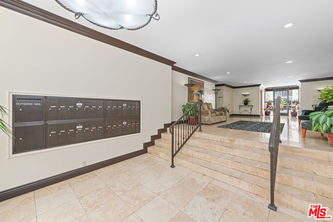 1015 N Kings Rd Unit: 113