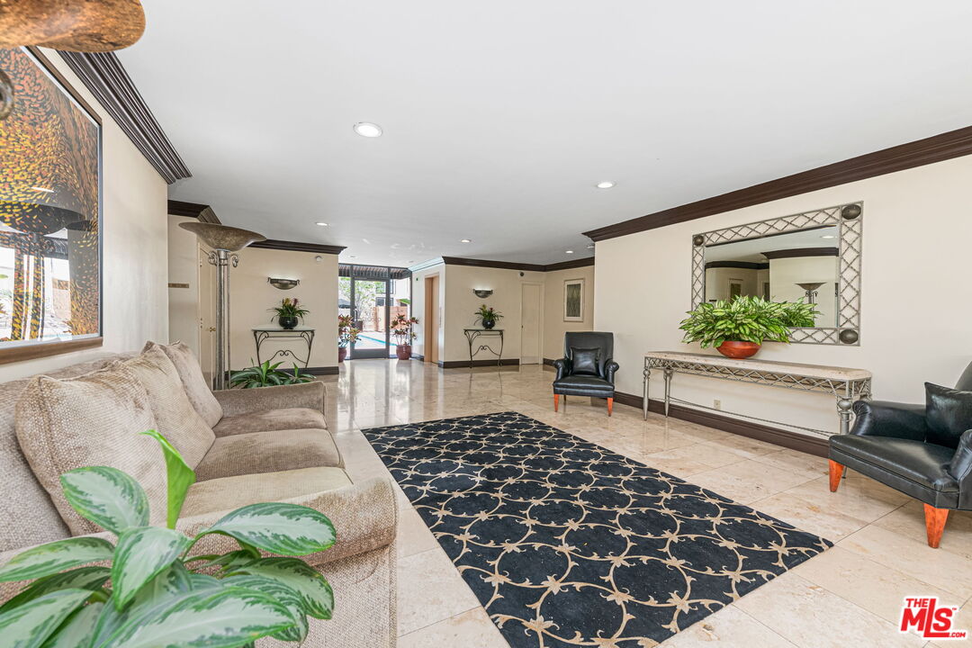 1015 N Kings Rd Unit: 113