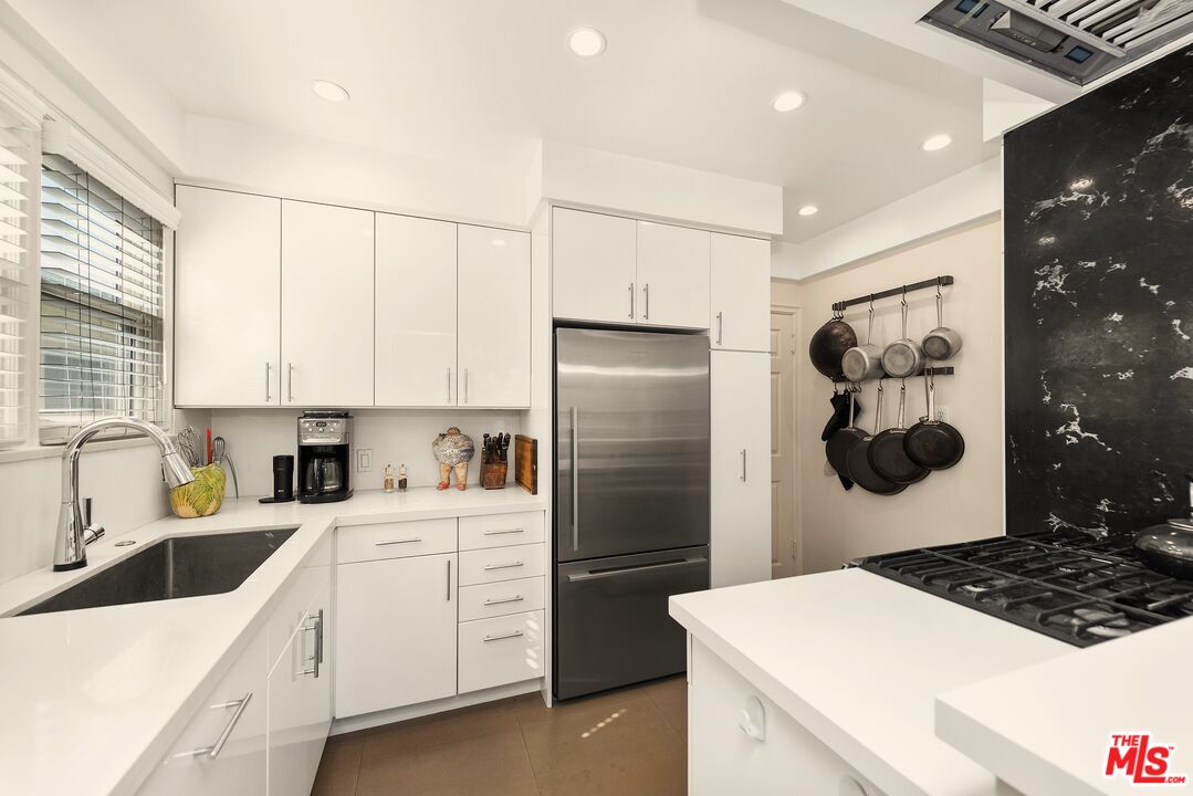 5962 San Vicente Blvd Unit: 2