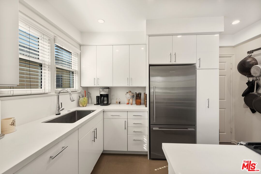 5962 San Vicente Blvd Unit: 2