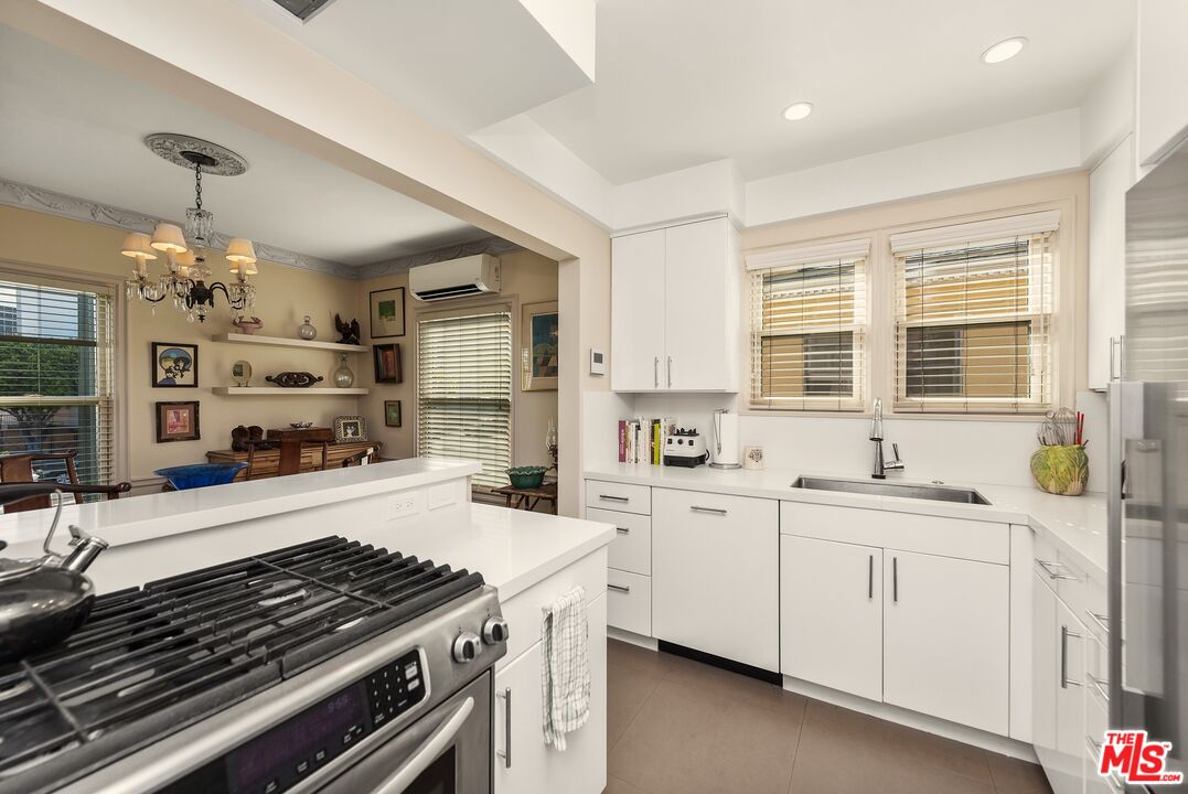 5962 San Vicente Blvd Unit: 2