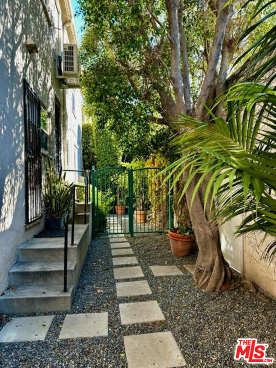 5962 San Vicente Blvd Unit: 2