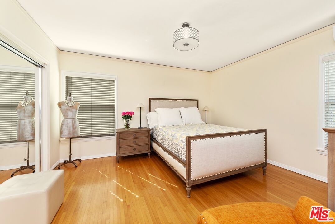 5962 San Vicente Blvd Unit: 3