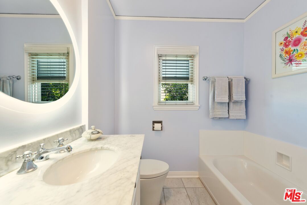 5962 San Vicente Blvd Unit: 3