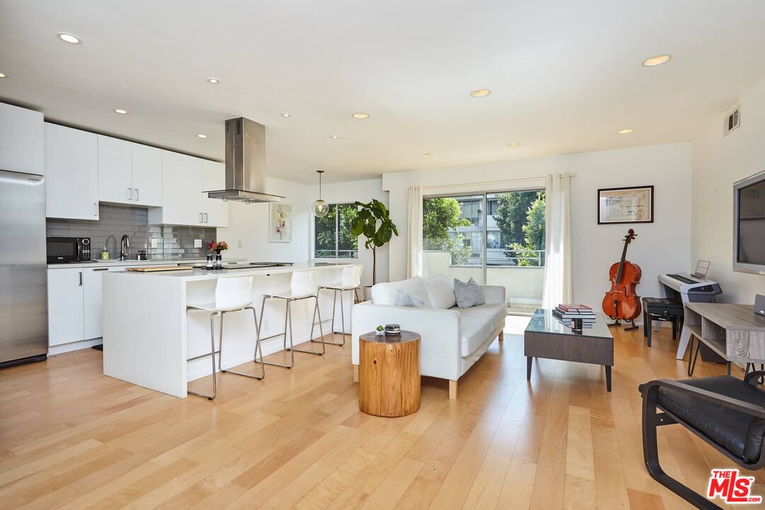 1250 N Kings Rd Unit: 401