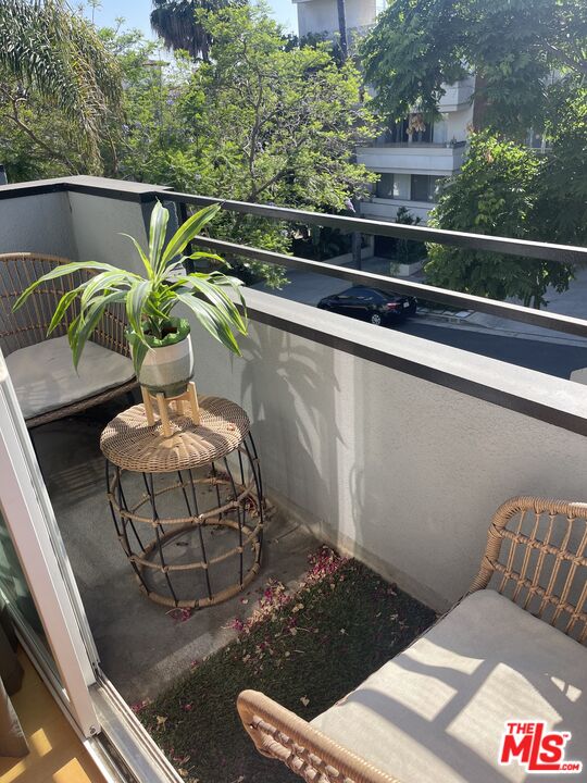 1250 N Kings Rd Unit: 401