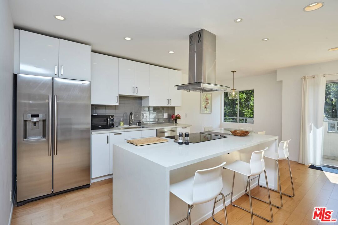 1250 N Kings Rd Unit: 401