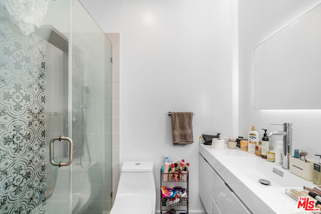 1221 N Sycamore Ave Unit: 10