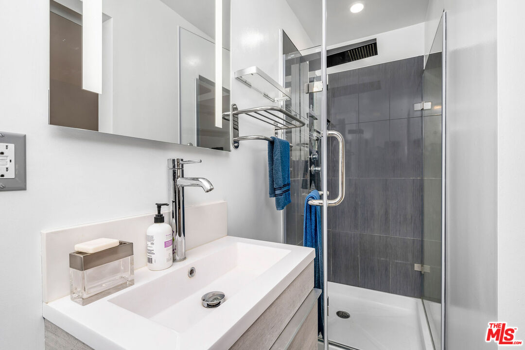 1221 N Sycamore Ave Unit: 10