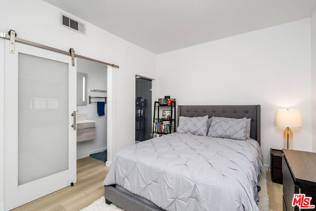 1221 N Sycamore Ave Unit: 10