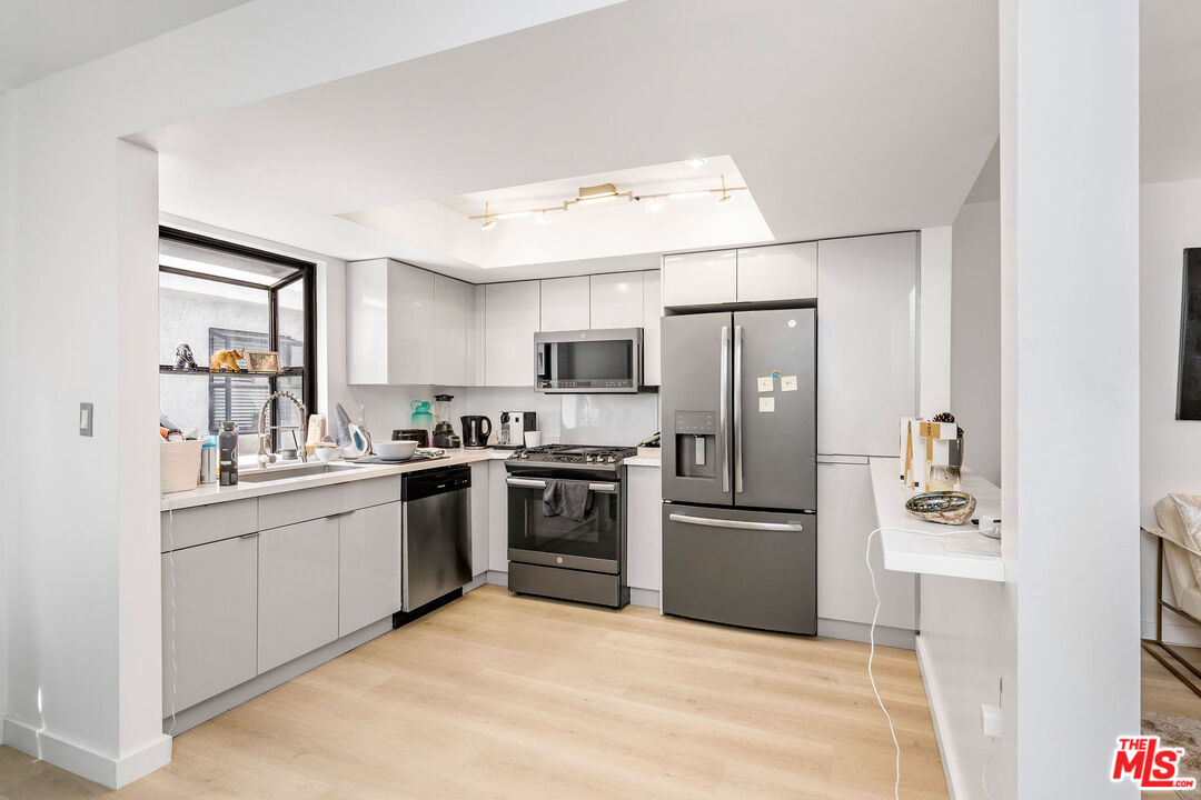 1221 N Sycamore Ave Unit: 10