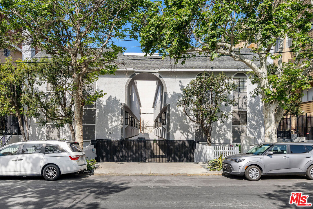 1221 N Sycamore Ave Unit: 10