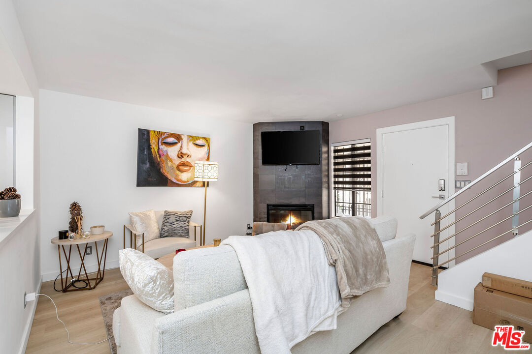 1221 N Sycamore Ave Unit: 10