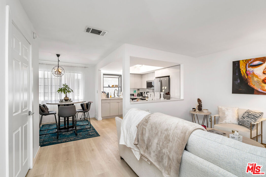 1221 N Sycamore Ave Unit: 10