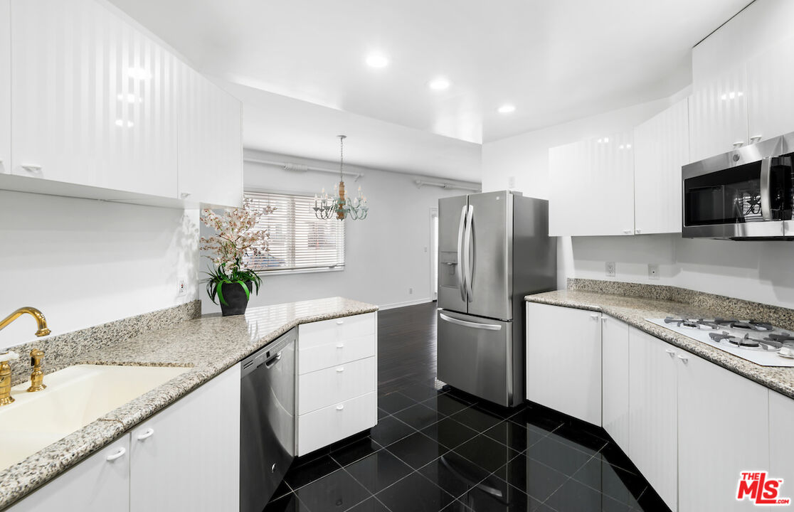 435 Arnaz Dr Unit: 104