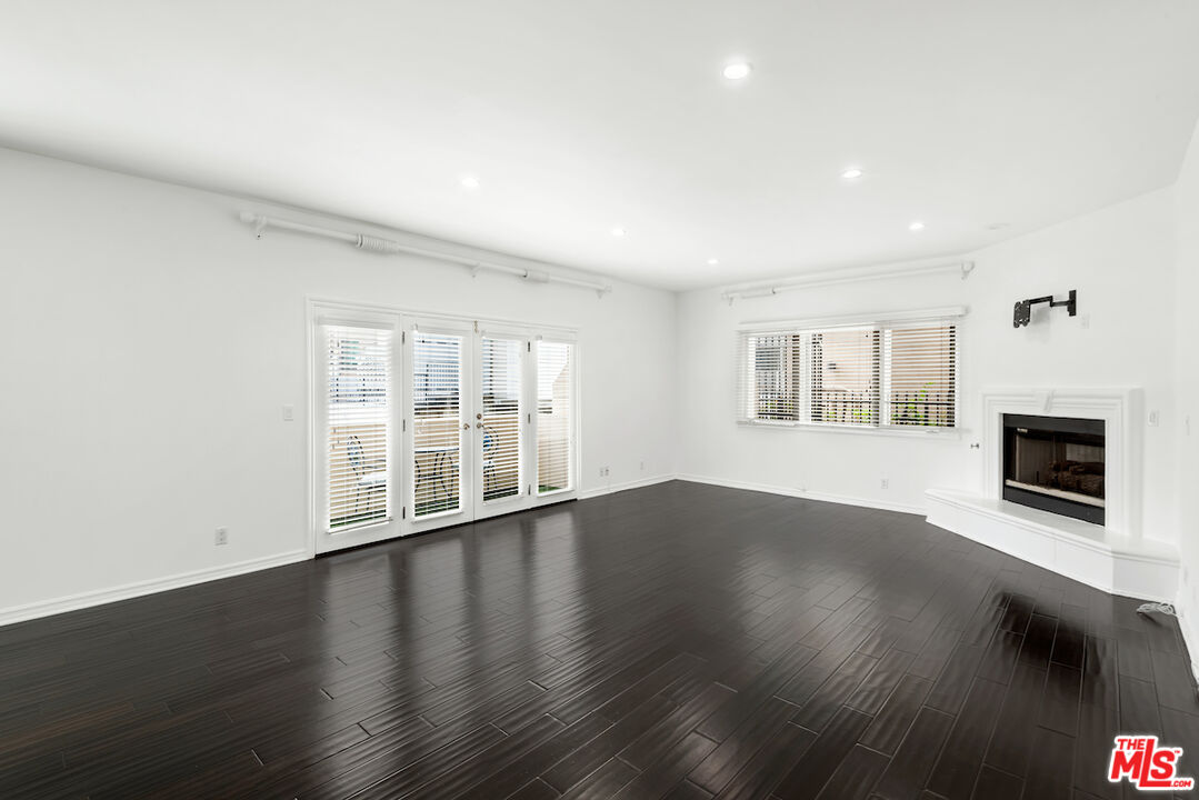 435 Arnaz Dr Unit: 104