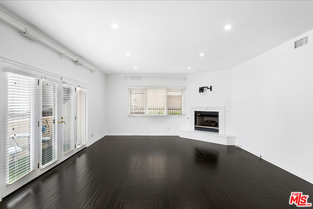 435 Arnaz Dr Unit: 104