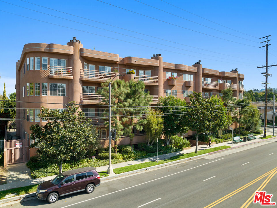4310 Cahuenga Blvd Unit: 202