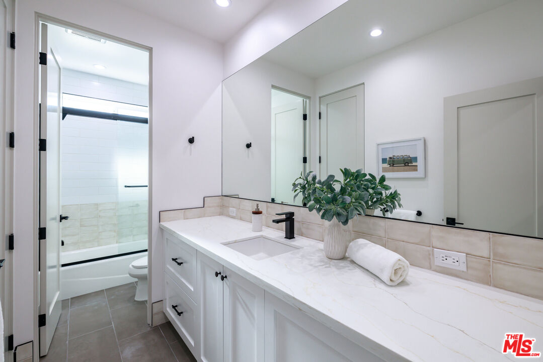 2010 Plant Ave Unit: B