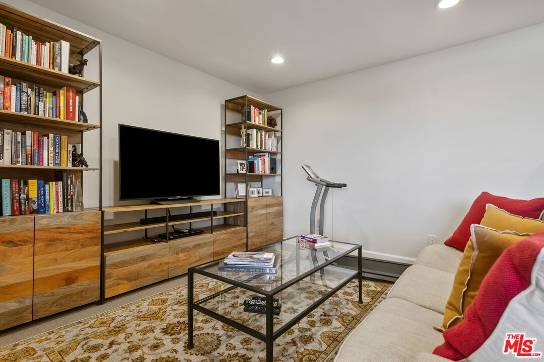 4242 Stansbury Ave Unit: PH1