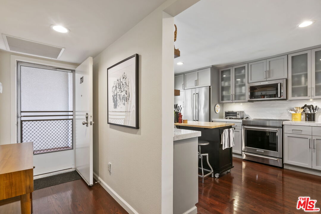 4242 Stansbury Ave Unit: PH1