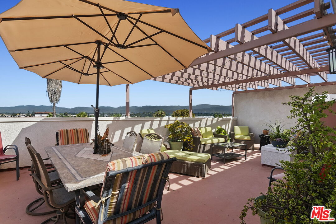 4242 Stansbury Ave Unit: PH1