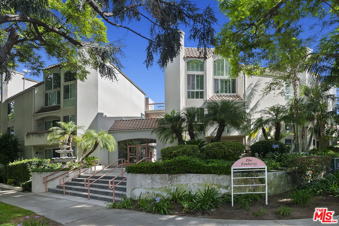 4242 Stansbury Ave Unit: PH1