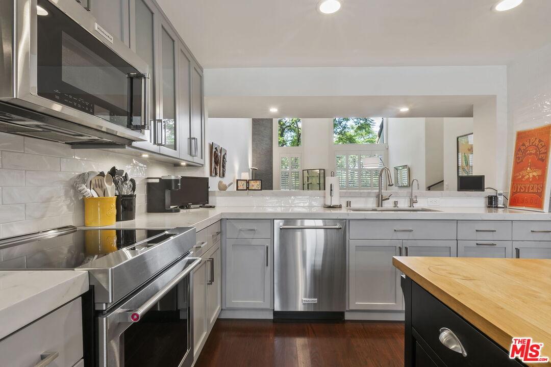 4242 Stansbury Ave Unit: PH1