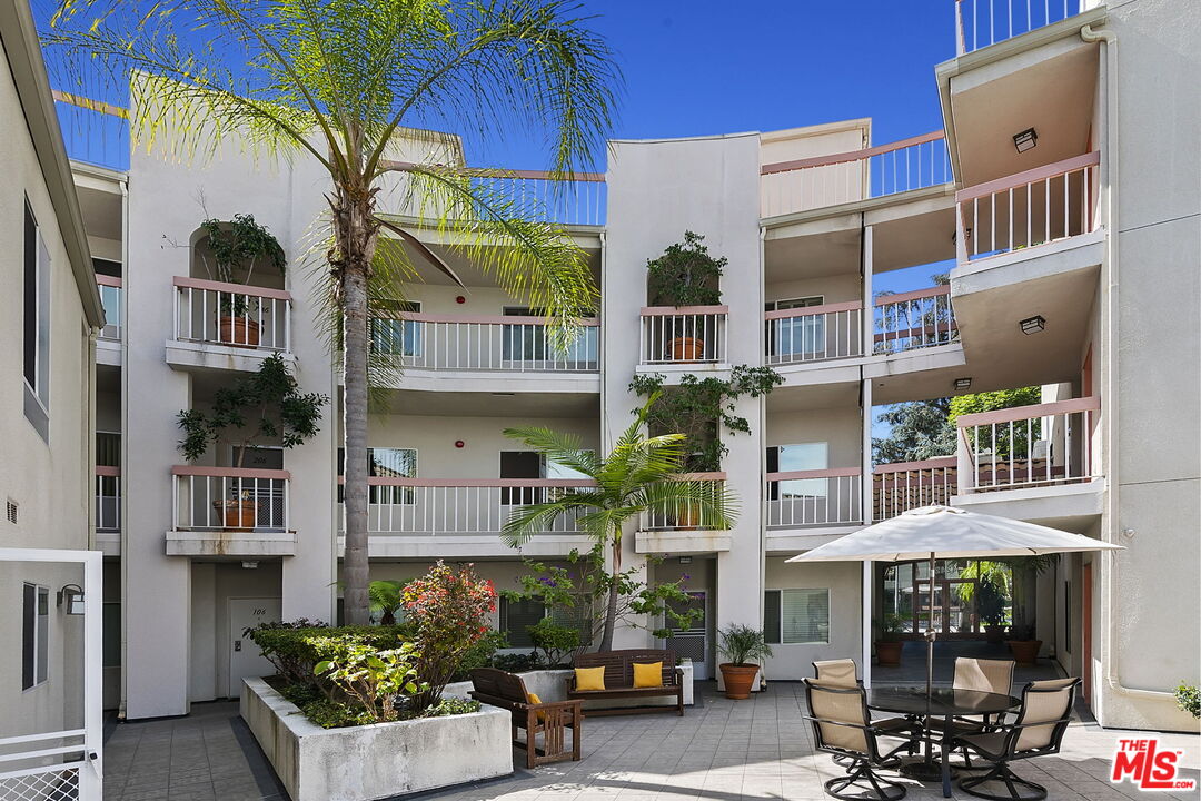 4242 Stansbury Ave Unit: PH1