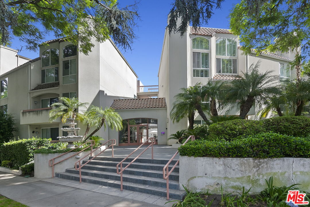 4242 Stansbury Ave Unit: PH1