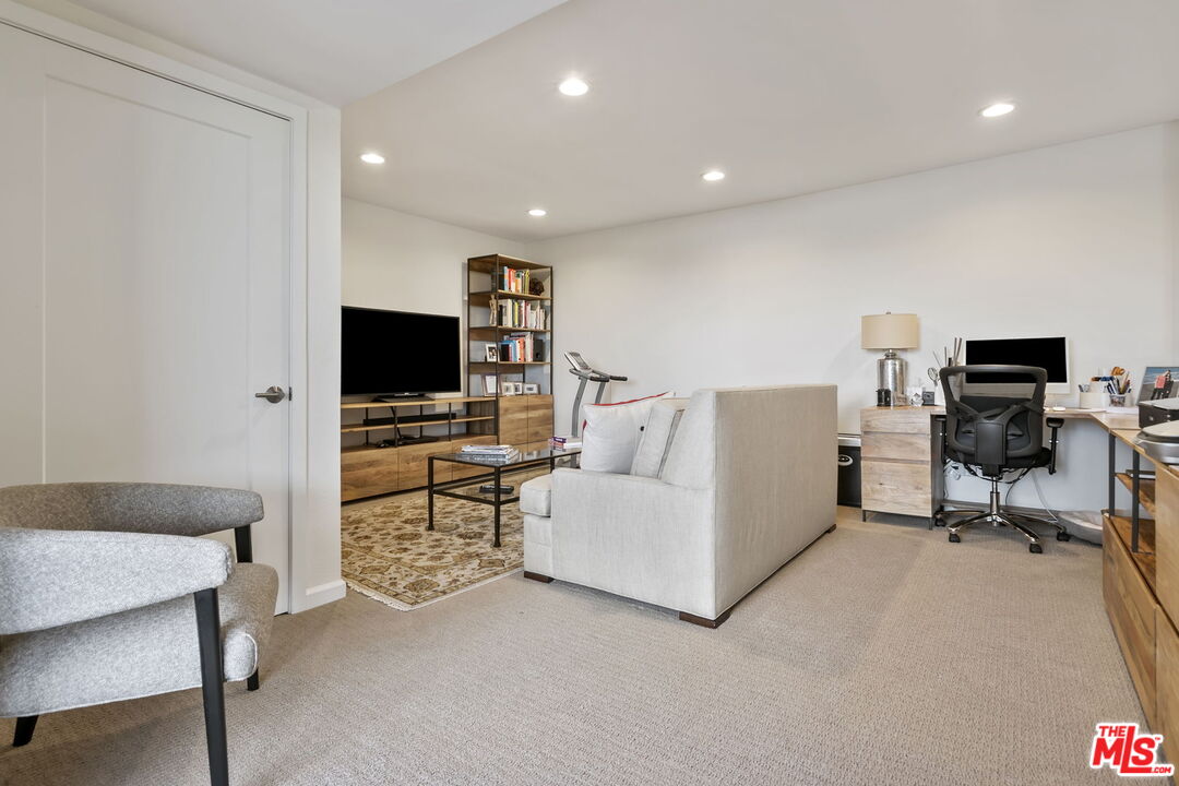 4242 Stansbury Ave Unit: PH1