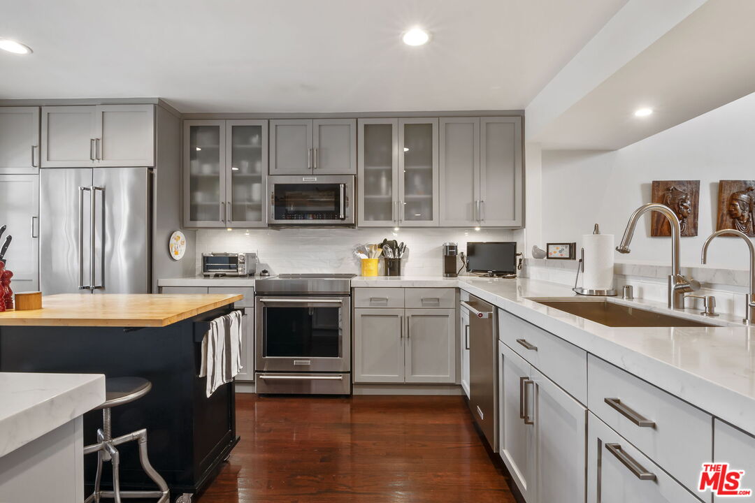 4242 Stansbury Ave Unit: PH1