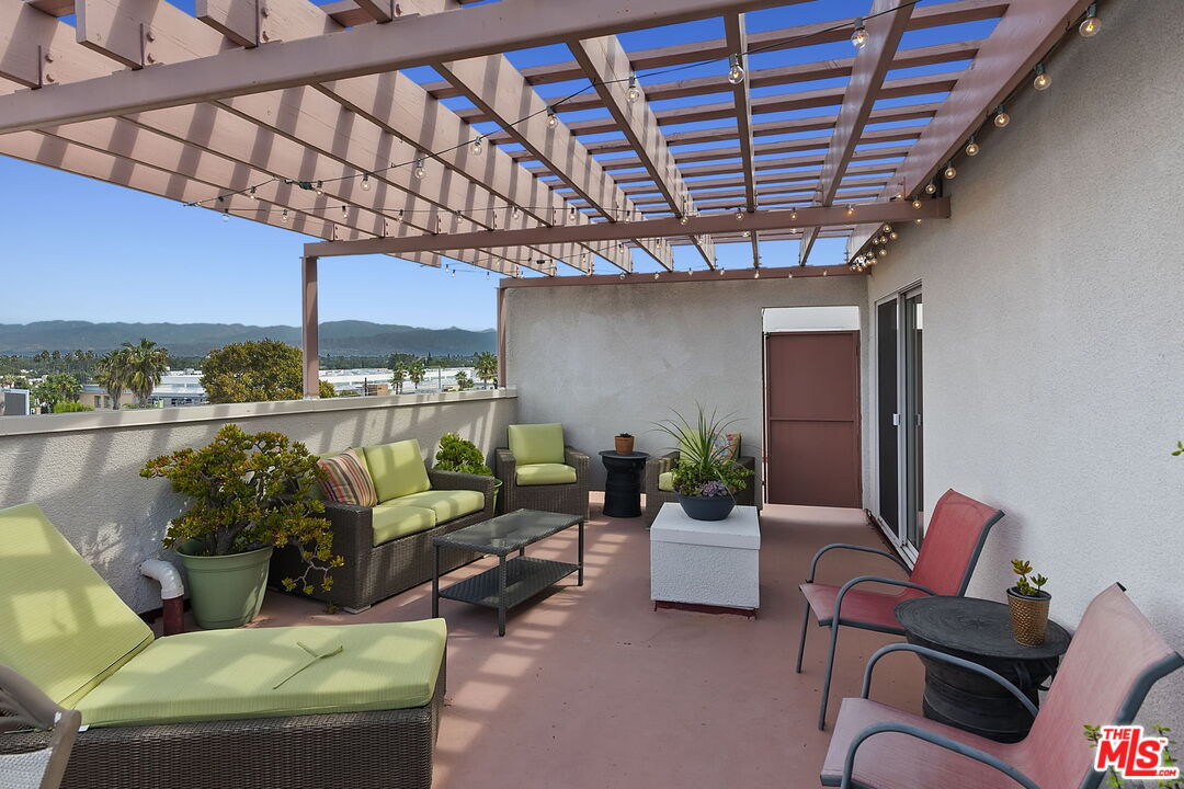 4242 Stansbury Ave Unit: PH1