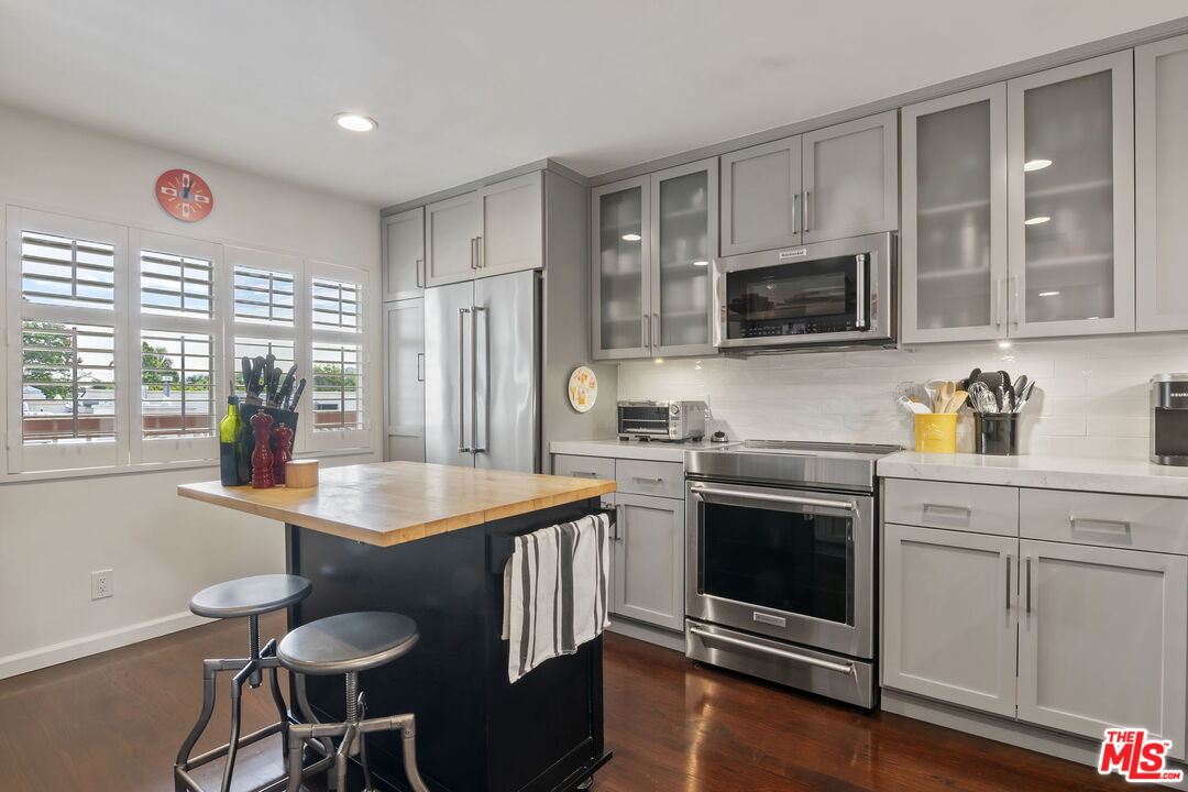 4242 Stansbury Ave Unit: PH1