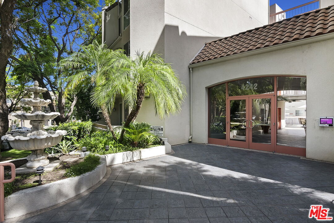 4242 Stansbury Ave Unit: PH1