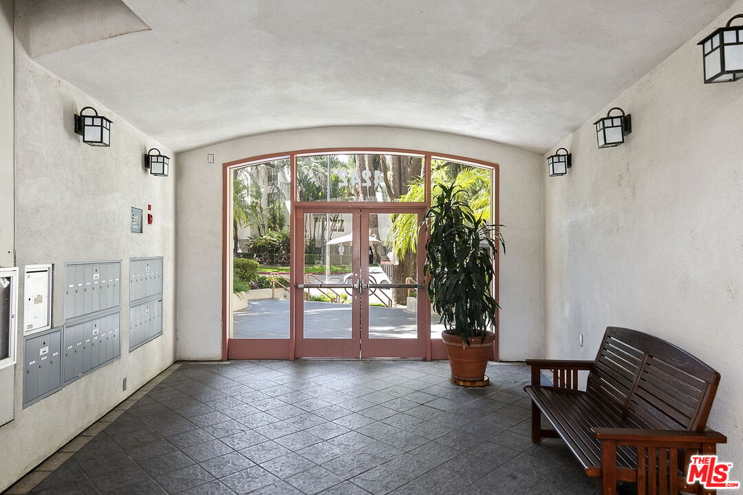 4242 Stansbury Ave Unit: PH1