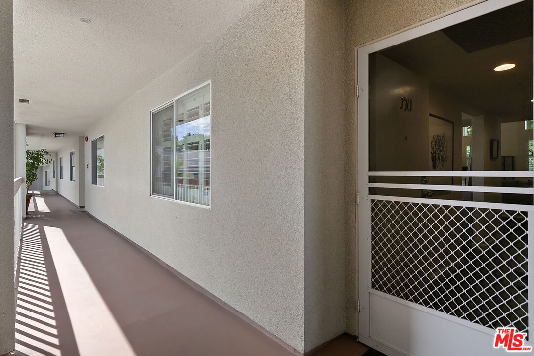 4242 Stansbury Ave Unit: PH1