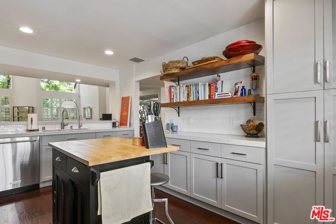 4242 Stansbury Ave Unit: PH1