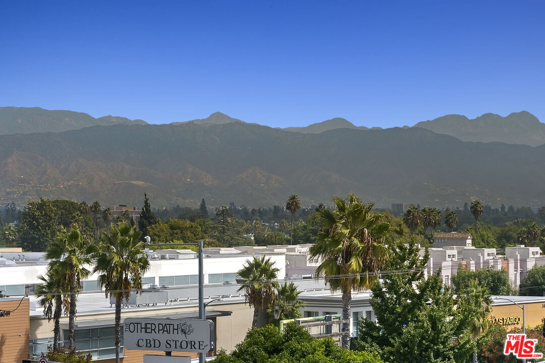 4242 Stansbury Ave Unit: PH1