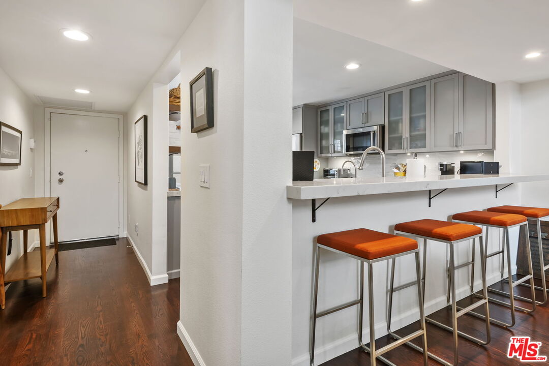 4242 Stansbury Ave Unit: PH1