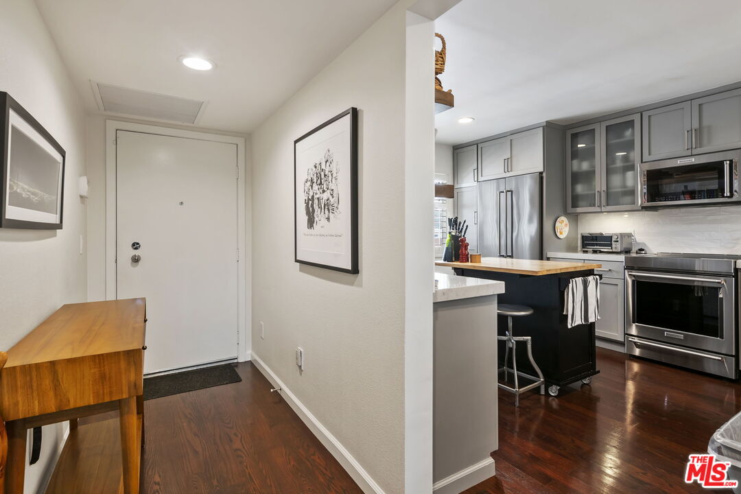 4242 Stansbury Ave Unit: PH1