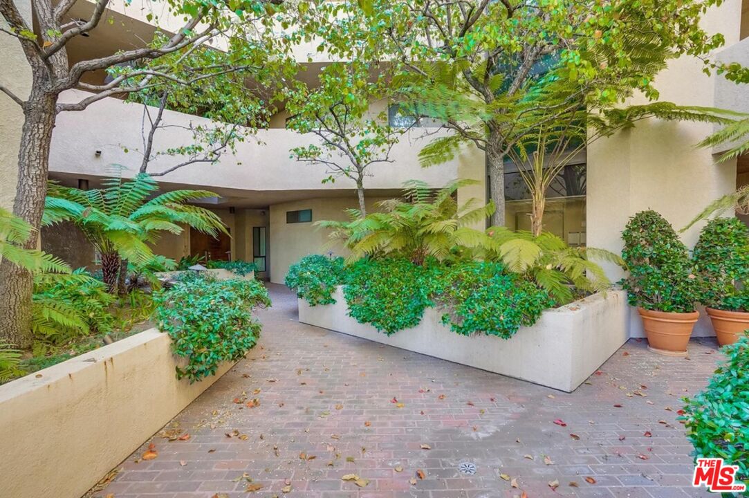 930 N Wetherly Dr Unit: 302